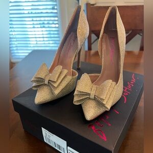 NWT Betsy Johnson Prince Gold Sparkle heels with bow Prom Formal Shoes Size 7